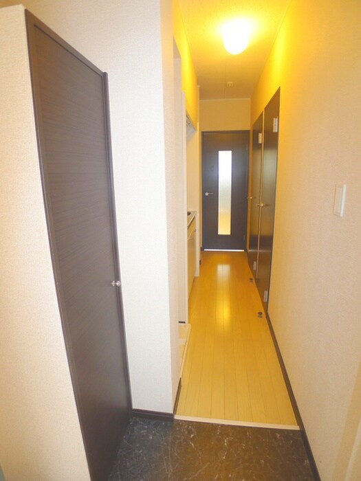 物件内観写真4　(玄関)