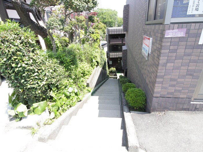 物件外観写真2　(エントランス部分)