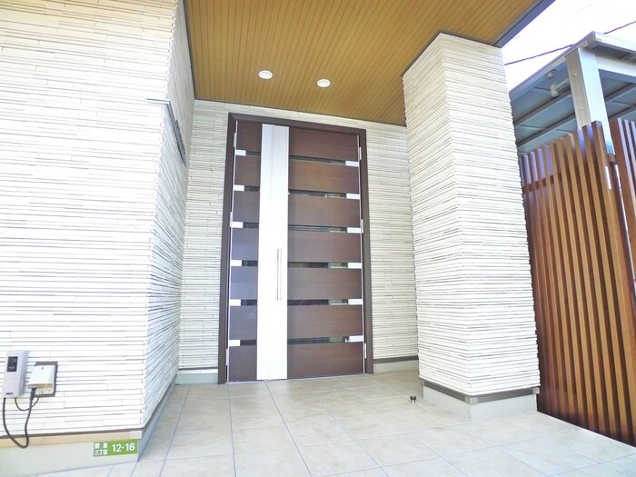 物件外観写真4　(エントランス部分)