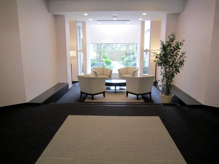 物件外観写真4　(エントランス部分)