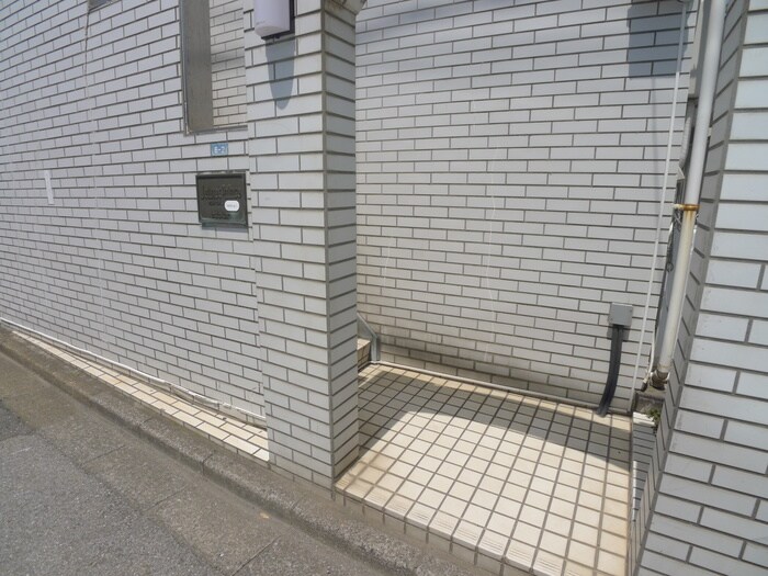 物件外観写真3　(エントランス部分)