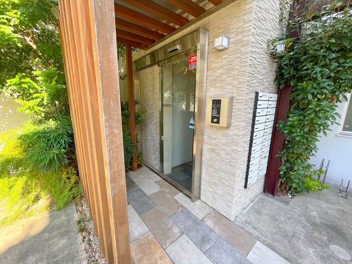 物件外観写真2　(エントランス部分)