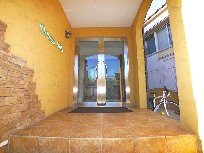 物件外観写真4　(エントランス部分)