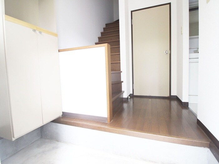 物件内観写真8　(玄関)