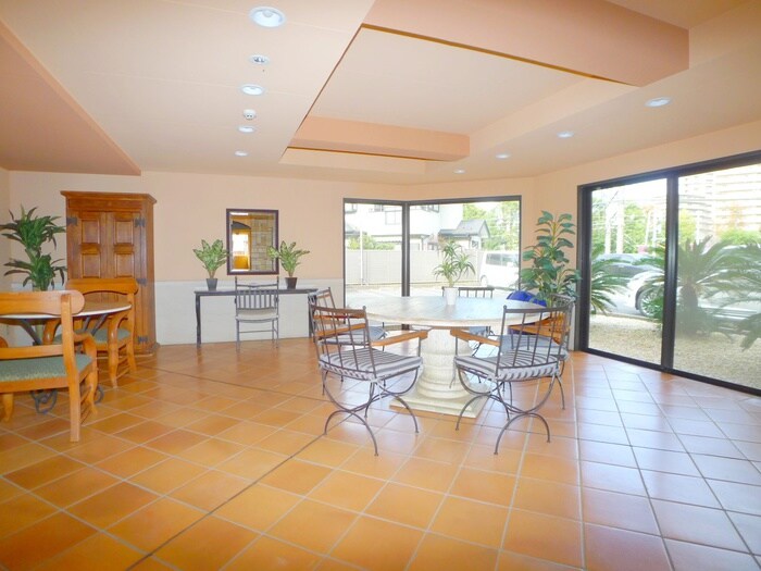 物件外観写真2　(エントランス部分)