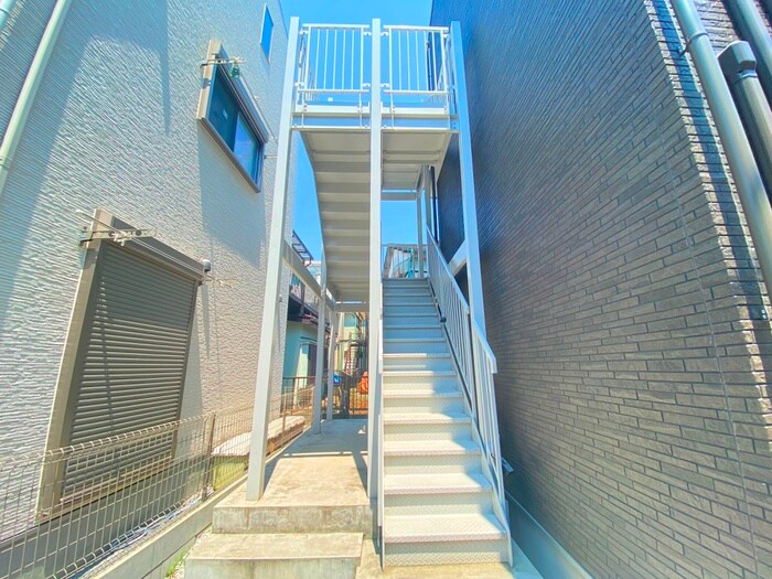 物件外観写真4　(エントランス部分)