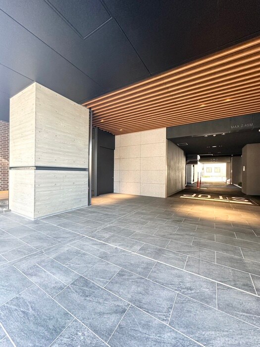 物件外観写真2　(エントランス部分)