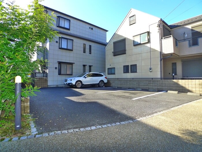 物件外観写真5　(駐車場)