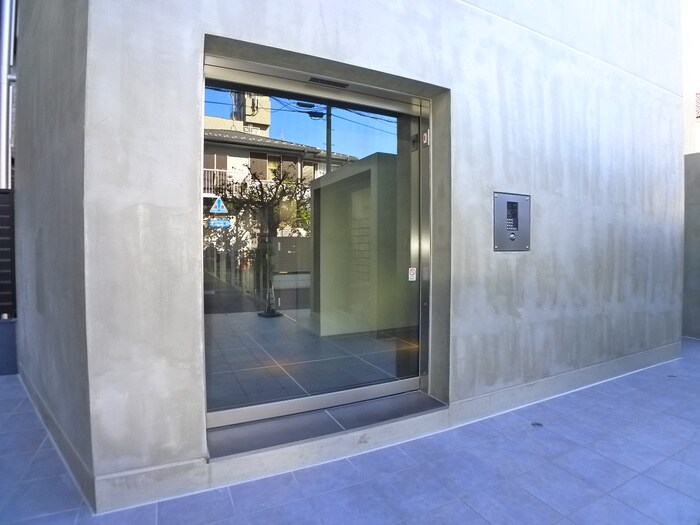 物件外観写真2　(エントランス部分)