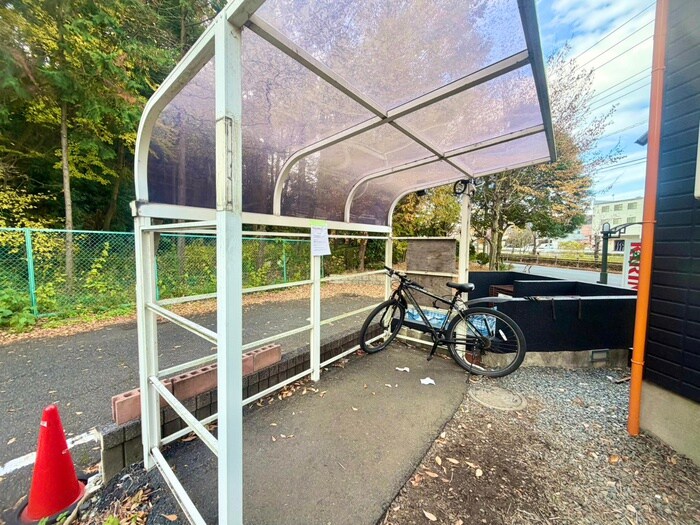 物件外観写真4　(駐輪場)