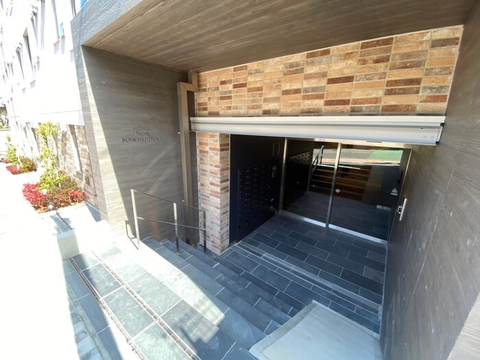 物件外観写真2　(エントランス部分)