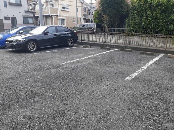 物件外観写真2　(駐車場)