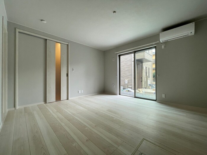 物件内観写真8　(室内からの展望)