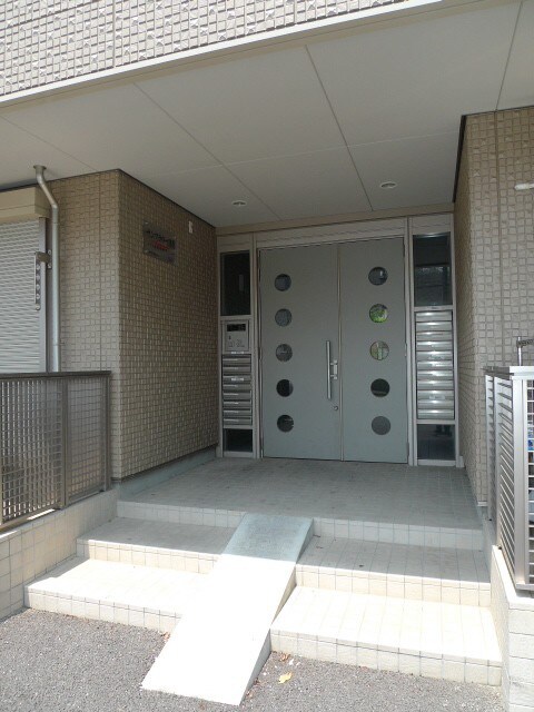 物件外観写真2　(エントランス部分)