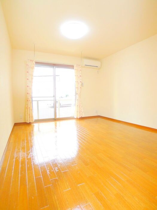 物件内観写真8　(室内からの展望)