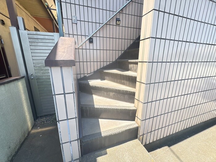 物件外観写真5　(エントランス部分)