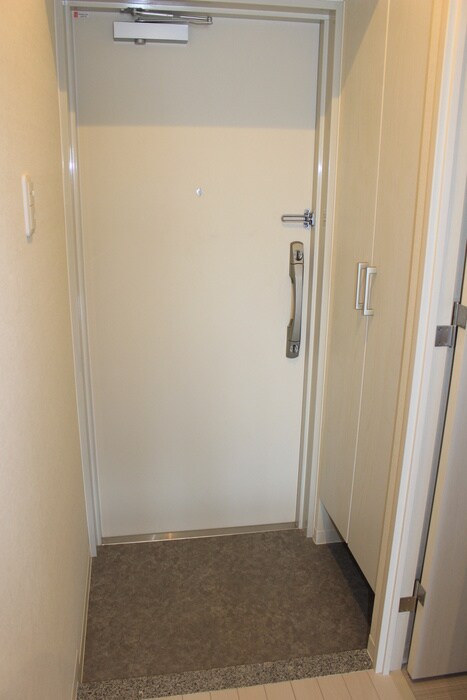 物件内観写真4　(玄関)