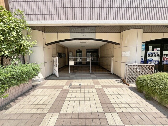 物件外観写真2　(エントランス部分)