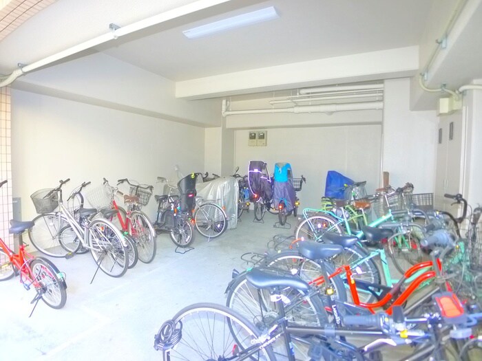 物件外観写真4　(駐輪場)