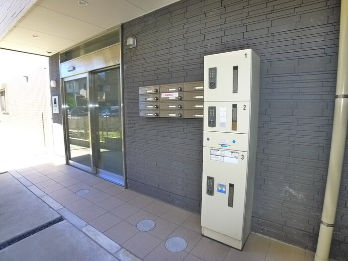 物件外観写真3　(エントランス部分)