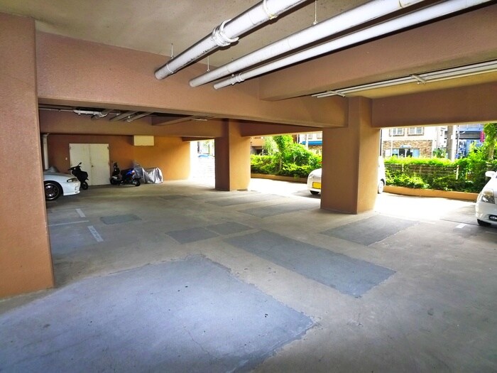 物件外観写真4　(駐車場)