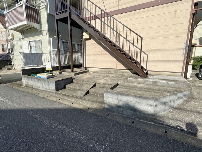 物件外観写真2　(エントランス部分)