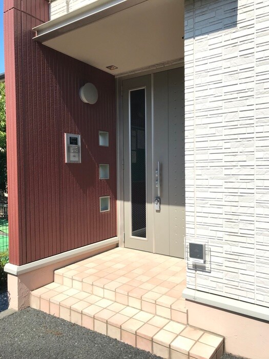 物件外観写真2　(エントランス部分)