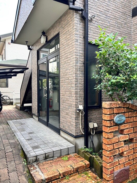 物件外観写真5　(エントランス部分)