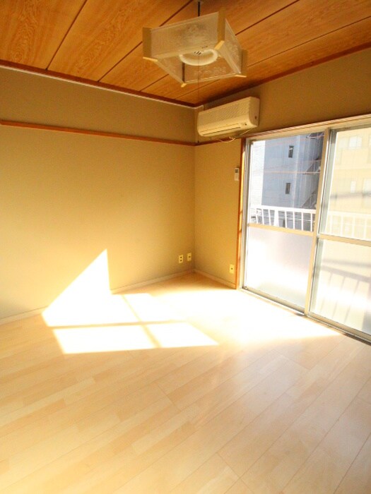 金龍堂ビルの居室