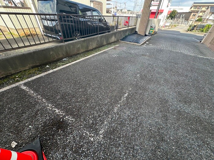物件外観写真4　(駐車場)