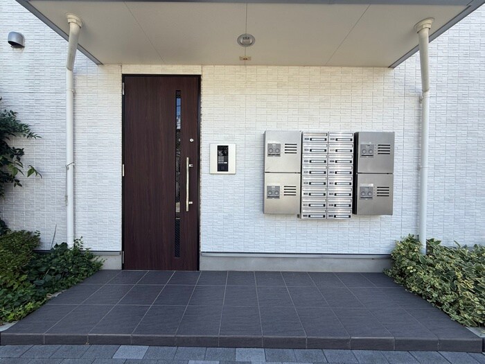 物件外観写真2　(エントランス部分)