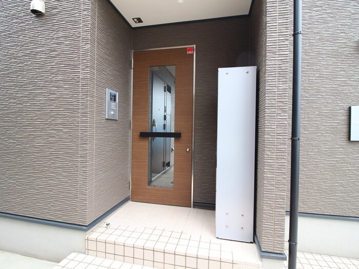 物件外観写真2　(エントランス部分)