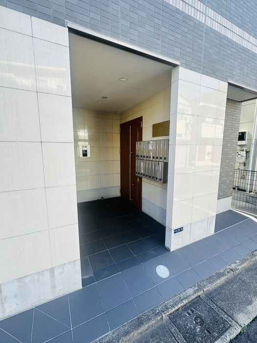 物件外観写真2　(エントランス部分)