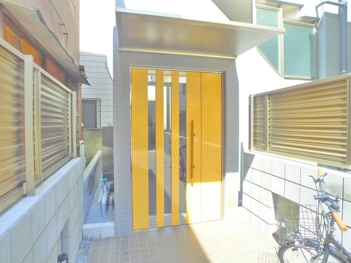 物件外観写真2　(エントランス部分)