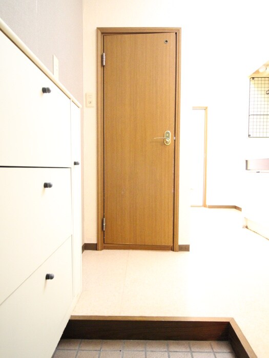 物件内観写真10　(玄関)