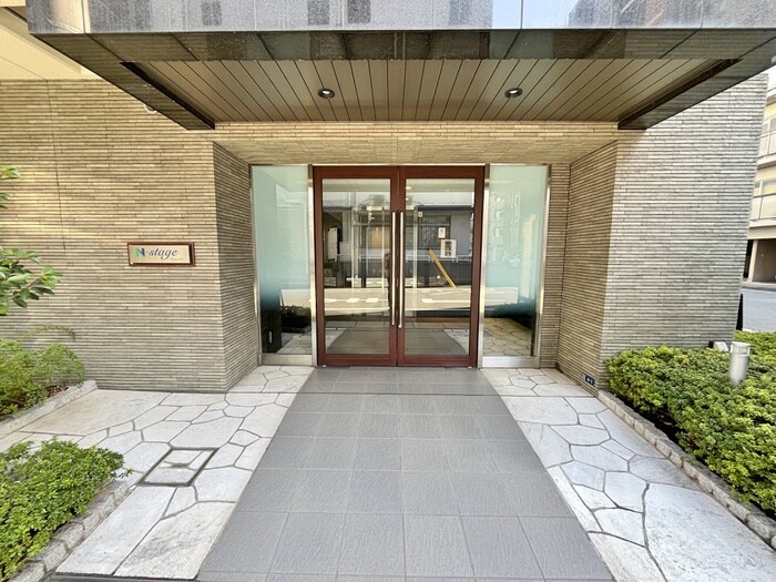 物件外観写真2　(エントランス部分)