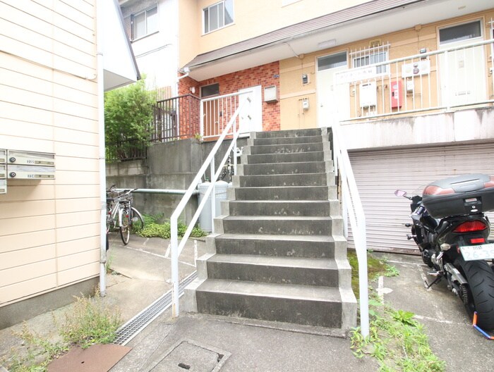 物件外観写真3　(エントランス部分)