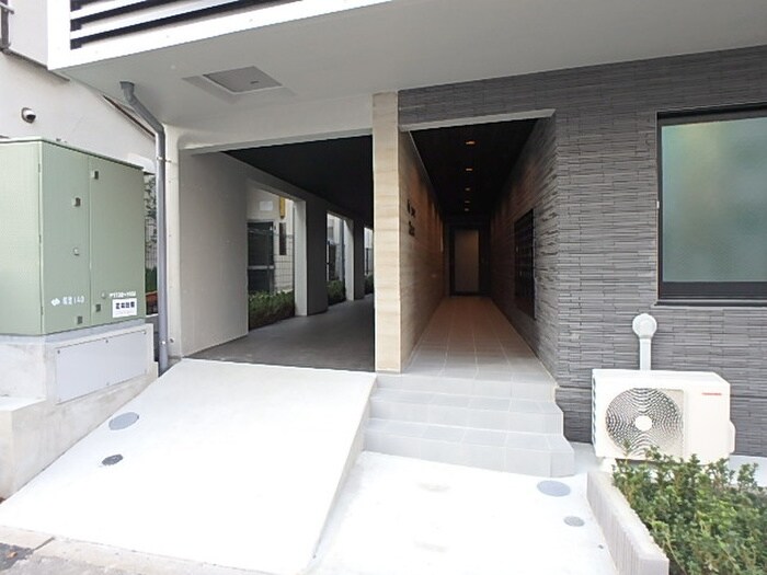 物件外観写真2　(エントランス部分)