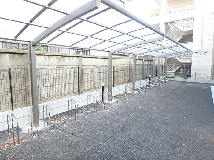 物件外観写真3　(駐輪場)
