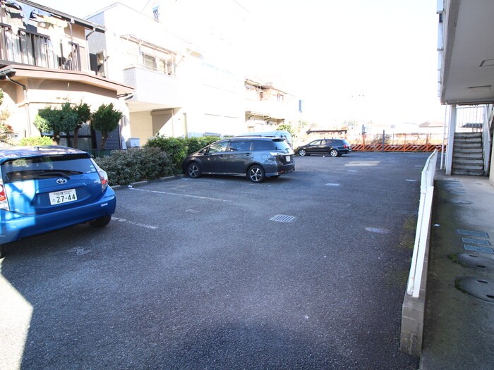 物件外観写真3　(駐車場)