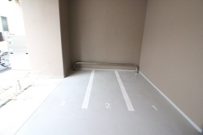 物件外観写真4　(バイク置き場)