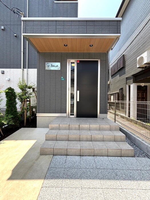物件外観写真3　(エントランス部分)