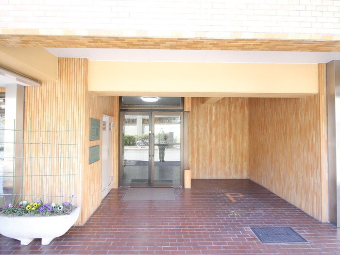 物件外観写真4　(エントランス部分)