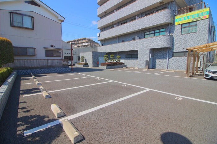 物件外観写真3　(駐車場)