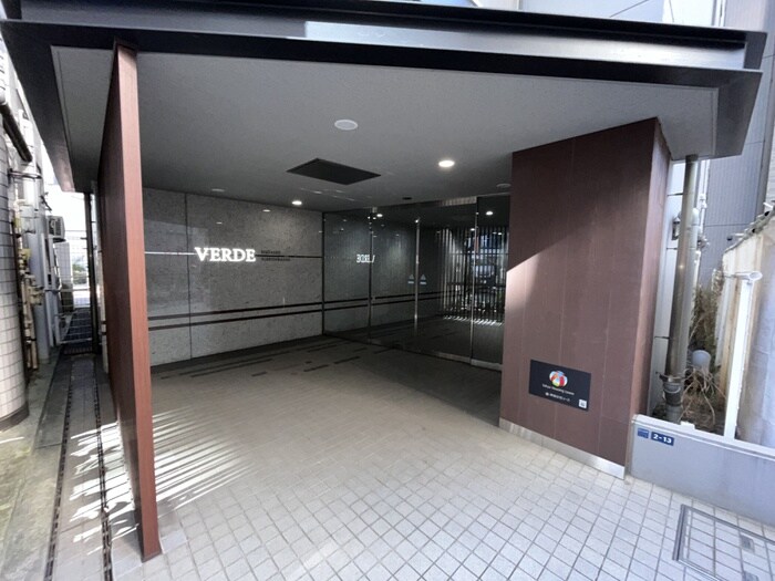 物件外観写真2　(エントランス部分)