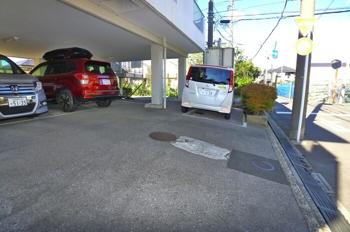 物件外観写真5　(駐車場)