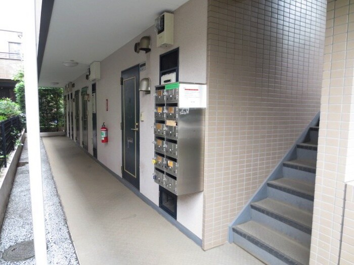 物件外観写真6　(エントランス部分)