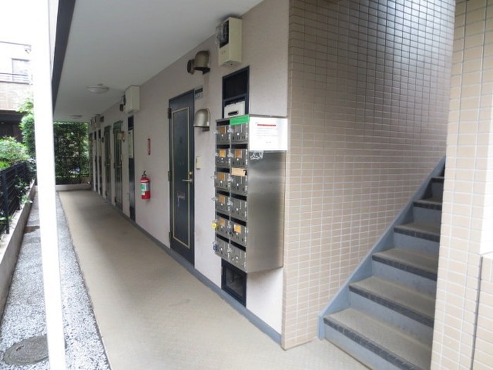 物件外観写真6　(エントランス部分)