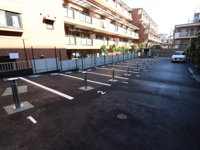 物件外観写真3　(駐車場)