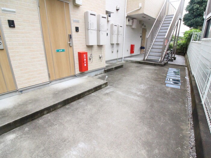 物件外観写真5　(エントランス部分)